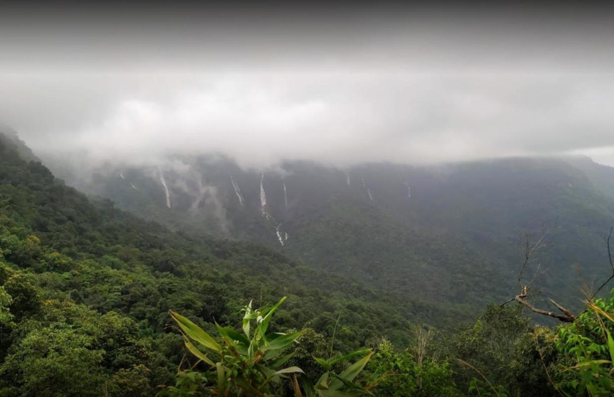Breiancy Holiday Inn Cherrapunji Exterior foto